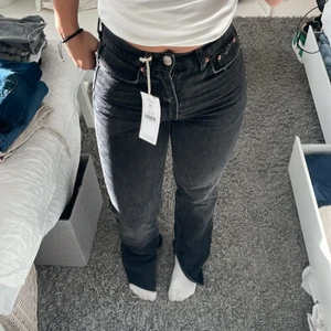 jeans med slits - jättefina oanvända svarta jeans med slits i storlek 34, är ca 165 lång och dem är långa på mig!