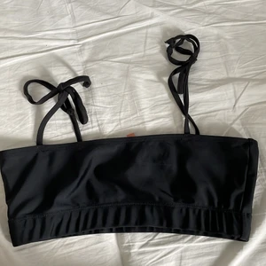 Bikini - En till bikinitopp från Nelly också i storlek s som är för liten. Samma här, knappt använd och klippt av lappen. 