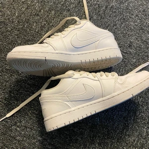 Jordans 1 Low (STRL - 40) - Jordans 1 Low (White)  Storlek: 40 / US 8,5 Cond: 9/10 Org box följs med.  Swish endast, köparen betalar frakten. För fler bilder skriv privat