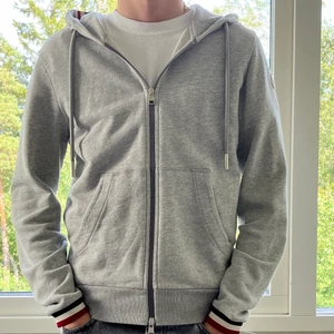 Moncler hoodie - Moncler zip hoodie. Skicket är bra på hoodien enligt mig 9/10. För frågor och bilder skriv i dm, äkthet kan bevisas hör också.