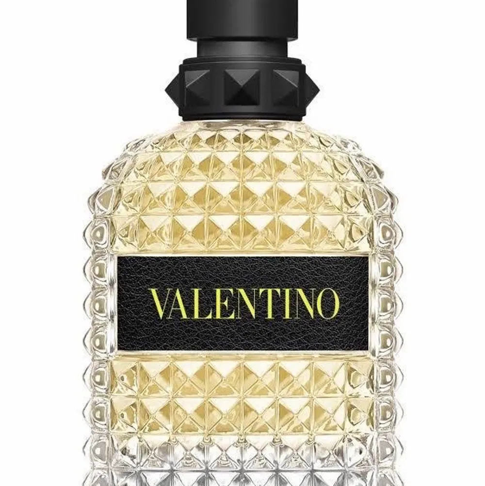 Säljer denna parfym då jag råkade köpa herr varianten. Helt oanvänd, endast öppnat förpackningen.   Parfym: Valentino - Born In Roma Yellow Dream Uomo (50 ml)   Nypris: 900 kr . Parfym.