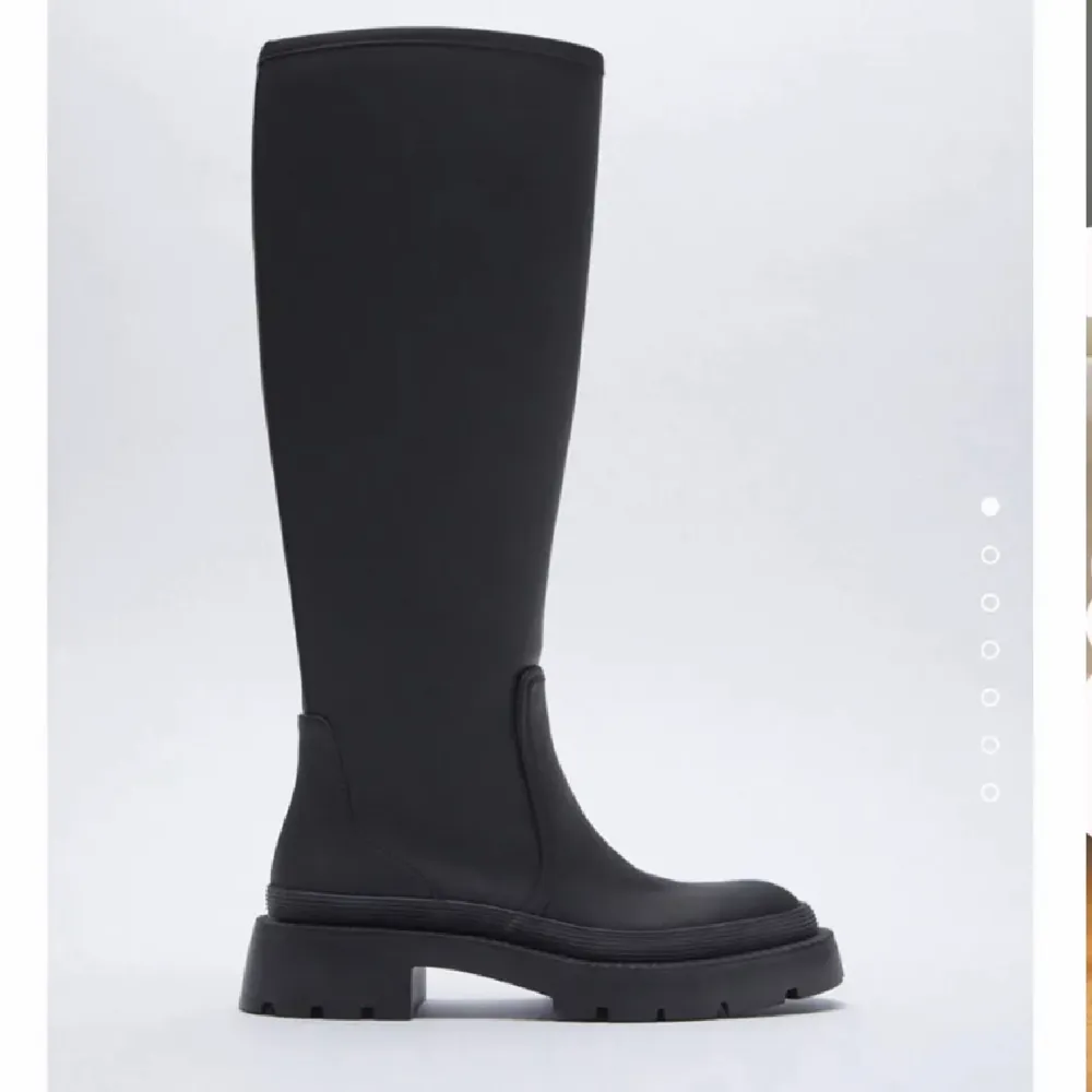 Säljer mina svarta boots från Zara som är slutsålda på hemsidan, de är helt nya i skicket och bara användt fåtal gånger. Storlek 38 BUD PÅ 650plus frakt. Skor.
