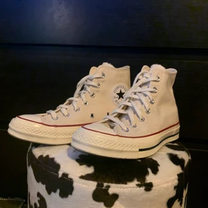 converse chuck 70s biege! - biege/benvita converse i storlek 37✨ knappt använda så i mycket bra skick!  spårbar frakt är inkluderad i priset redan :)
