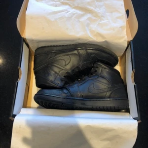 Nike air Jordan 1 mid storlek 40 - Nike air Jordan 1 mid i mycket bra skick.