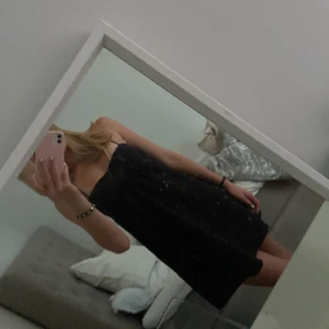 H&M klänningar  - Säljer mina två hm klänningar som nu har blivit försmå för mig, dom är i väldigt bra skick och är inte så välanvända🥰 båda är i storlek 32 och nypris 150kr men säljer en för 60 och båda för 100💗 (klicka it på köp nu) kontakta mig ist😊