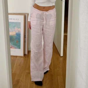 Linnebyxor  - Ljusrosa linnebyxor från Park Lane i storlek 36 men i midjan är dom väldigt mycket större än storlek 36. Skulle säga att dom passar XS-L då man kan anpassa storleken med snörningen. Pris är exklusive frakt! Möts i Uppsala💓