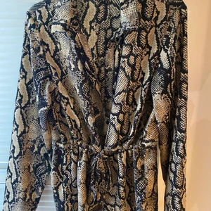 Top  - Som ny  #animalprint #top 