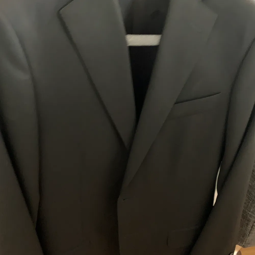 Använd bara 1 gång svart kostym i storlek 46. Köpt för ~9000kr. Kostymer.