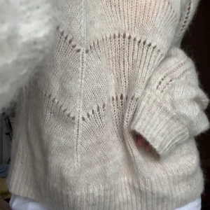 Stickad tröja - Krämvit stickad tröja knappt använd😊
