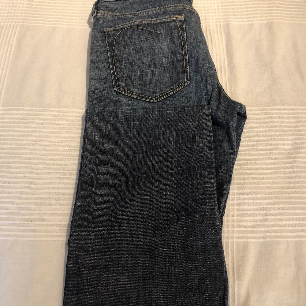 Snygga low waist flare jeans, köpta second hand.. Jeans & Byxor.