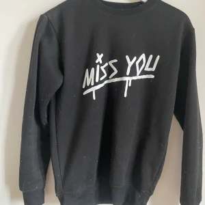 Fan merch, Louis Tomlinson - Fan merch av Louis Tomlinson, College tröja. Två år gammal dock bara använt två gånger då den är alldeles för liten för mig. Väldigt mjukt material, helt som ny.