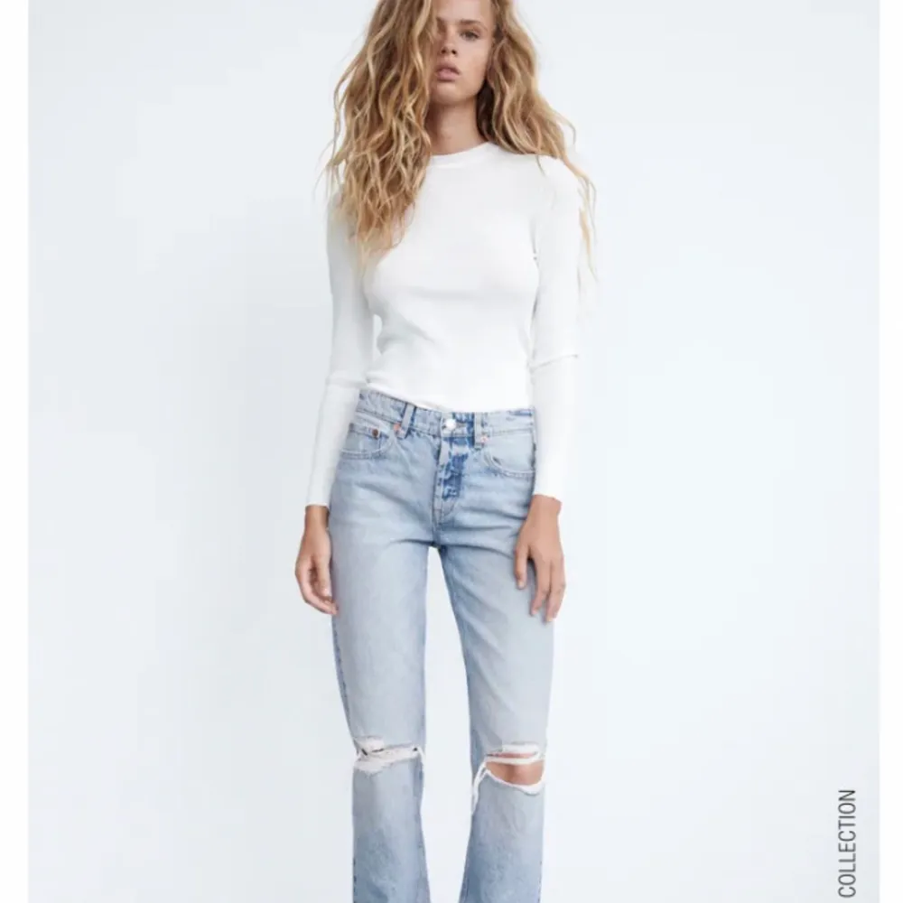 Säljer ett par zara jeans som är köpta i vintras för 359 kr💗 nästan aldrig använda och har inte defekter.💗🙏 priset kan diskuteras!!. Jeans & Byxor.