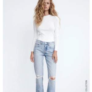 Säljer ett par zara jeans som är köpta i vintras för 359 kr💗 nästan aldrig använda och har inte defekter.💗🙏 priset kan diskuteras!!