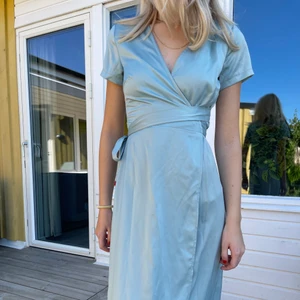 Blå balklänning i storlek 34 - Oanvänd blå balklänning i silke. Den är i storlek 34 men hade sagt att den även passar någon som har 36.