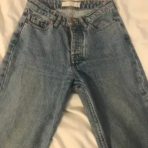 Mellan/högmidjade blåa jeans från samsøe samsøe. Har använt jättemycket, men har tyvärr blivit för små. De har gått sönder lite i grenen och längst ner på benen och d e fläckar längst ner på benen.
