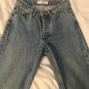 Samsøe samsøe jeans - Mellan/högmidjade blåa jeans från samsøe samsøe. Har använt jättemycket, men har tyvärr blivit för små. De har gått sönder lite i grenen och längst ner på benen och d e fläckar längst ner på benen.