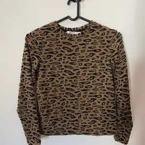 Leopard tröja från nakd, storlek 34. Aldrig använd. Säljer för 100 kr. Pris kan diskuteras. Frakt tillkommer. Kontakta för frågor eller fler bilder!💗