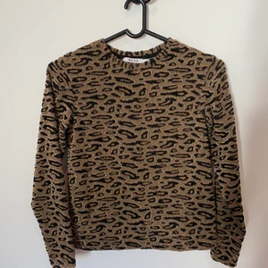 Leopard tröja - Leopard tröja från nakd, storlek 34. Aldrig använd. Säljer för 100 kr. Pris kan diskuteras. Frakt tillkommer. Kontakta för frågor eller fler bilder!💗