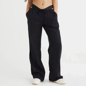 Linnebyxor H&M - Säljer dessa populära svarta linnebyxor från H&M. Köparen står för frakt, annars kan jag mötas upp i Stockholm 💕