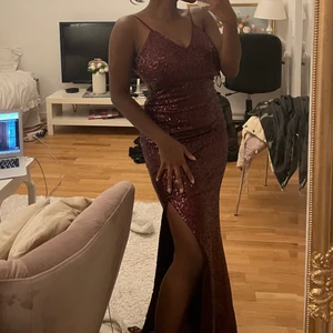 Klänning  - Säljer en jätte fin festklänning från Nelly. Passar perfekt för bal eller sittning ❤️ kan tänka mig gå ner i pris vid snabbköp