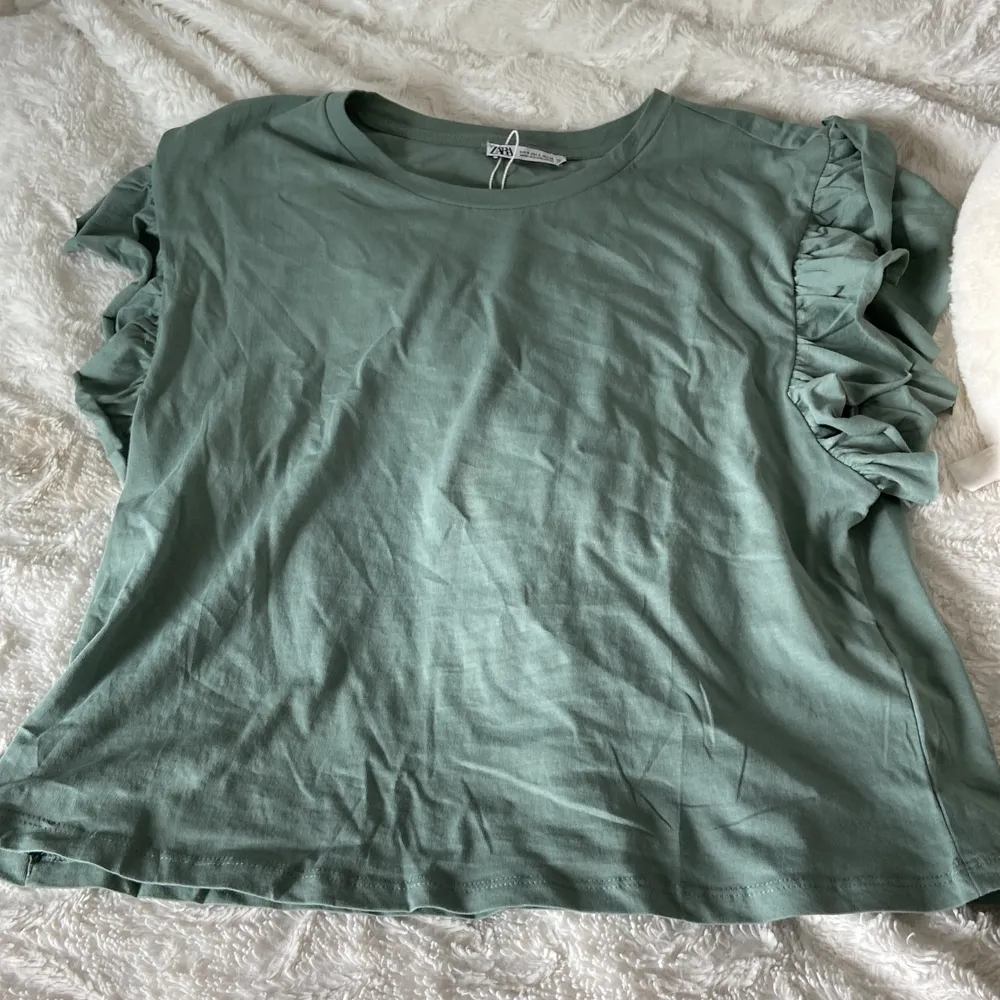 Säljer denna jättefina tröjan från zara helt ny aldrig använd pga för stor på mig, den är bara testad 💓💓 ny pris 90kr❤️. Blusar.