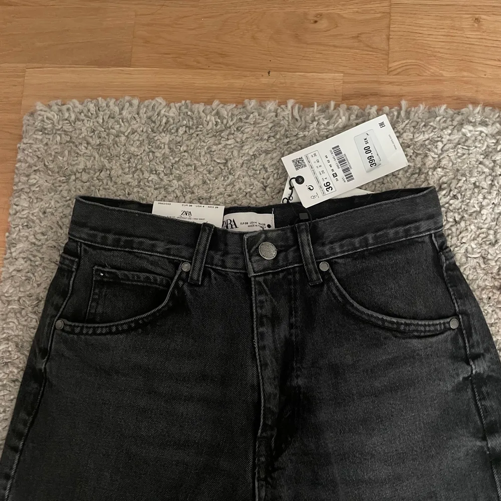 Säljer dessa zara jeans pågrund av att det var för små för mig. Helt nya endast provade. Köparen står för frakten :). Jeans & Byxor.