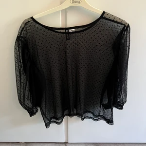 En fin genomskinlig topp - En fin topp som man kan ha över antingen bara en bh eller ett linne. Denna är väldigt fin att ha på nyår. 