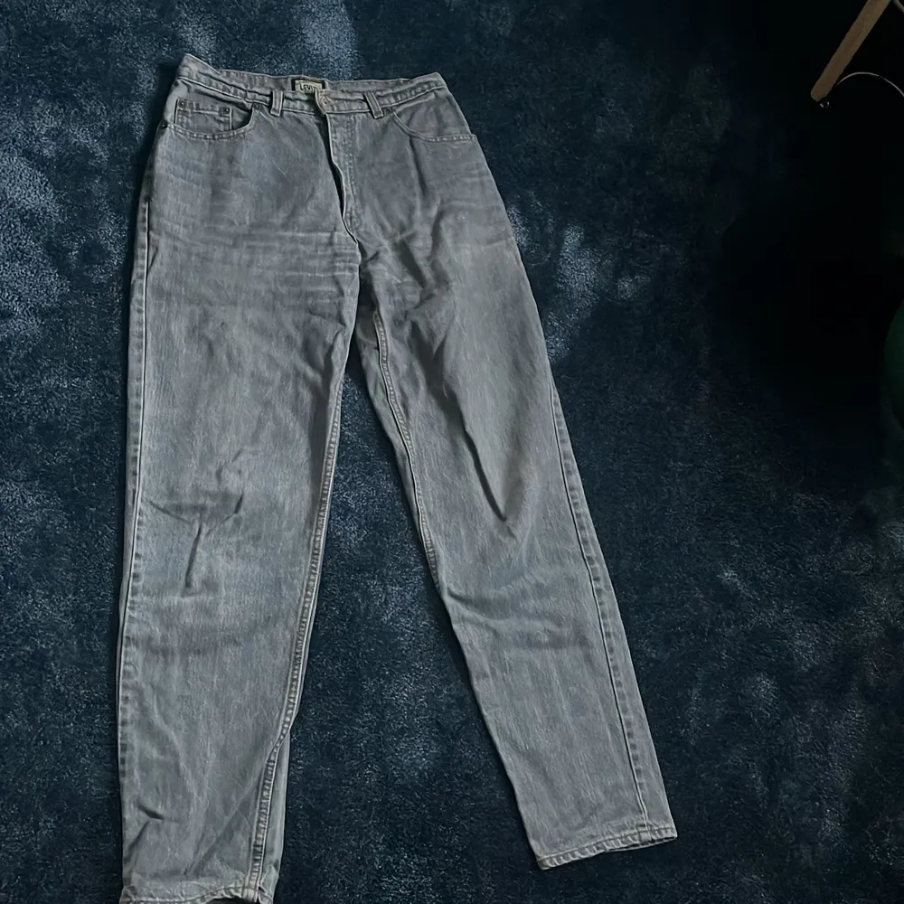 Säljer dessa skit snygga gråa jeans från Levis, köpte second hand som tyvvär inte kommer till användning. Skulle säga att den passar någon som är 160-165 cm lång. 💗 (Köparen står för frakt) Hör av vid intresse eller frågor!! . Jeans & Byxor.