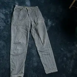 Säljer dessa skit snygga gråa jeans från Levis, köpte second hand som tyvvär inte kommer till användning. Skulle säga att den passar någon som är 160-165 cm lång. 💗 (Köparen står för frakt) Hör av vid intresse eller frågor!! 