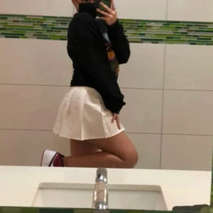 Vit kjol - Vit ”Tennismodell” kjol, skit fin under stora tröjor/ hoodies!!