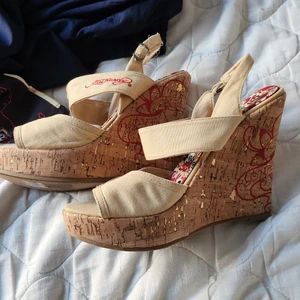 Klackar - ett par edhardy klackar som jag köpte men säljs pågrund av att de aldrig har kommit till användning.