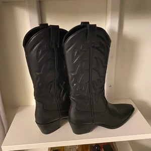Cowboyboots  - Säljer dessa cowboyboots i storlek 38 då jag inte änvänder dom längre, jättefint skick använda ca 3 gånger❤️❤️