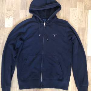 Snygg mörkblå Gant zip up. Har haft denna hoodie i ungefär 1 år och varit nöjd. Säljer pga den inte passar mig längre.