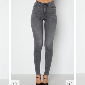 Gråa skinny jeans strl 36 - Fina gråa skinny jeans i märket happy holly. Jeansen är stretchiga och sitter bra i längden, jag är 164 cm. Endast använda en gång. ( TRYCK EJ PÅ KÖP NU)