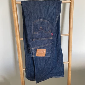 Levis ribcage jeans  - Ett bra mörkblå Levis ribcage jeans med via ben. Perfekta till hösten och vintern🥰 Nypris 1200 kr 