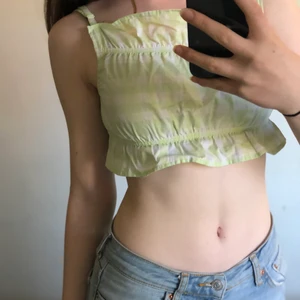 Vit och grön topp från H&M  - Säljer mitt vit-och-grönrutiga linne från H&M i storlek 32/XXS. Säljer p.g.a att det inte passar längre. Köparen står för frakten 💓 TRYCK INTE PÅ KÖP NU!! 