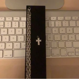 Kejsarkänk och kors u äkta silver. Halsbandet köptes för 1000kr och korset för 500kr. Säljer halsbandet för 700kr och korset för 300kr. Allt är i skick 10/10. Kom privat för fler frågor. - Kejsarlänk och kors i äkta silver. Halsbandet är köpt för 1000kr och korset för 500kr. Allt är i skick 10/10. Säljer halsbandet för 700kr och korset för 300kr. Kom privat för fler frågor❤️