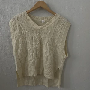 stickad väst - Stickad väst i en varm, vit färg. Perfekt att ha nu i höst över en tröja eller skjorta!