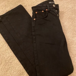 mid waist zara jeans  - hel svarta midrise zara jeans! Utsålda och finns ej att få tag på! Ord pris ca 399!