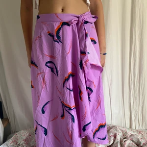 Lång kjol - ❗️kontakta innan köp❗️ säljer denna långkjol från Lindex med knytning och volang. Strl XS men funkar även på S. Möts helst, skriv privat för detaljer!💕