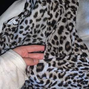 Klänning i leopard men urringning och slits, väldig fin o skönt strachit material. Säljs pga används inte.