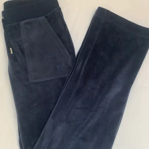 Juicy byxor - Hej! Undrar om det är någon som har mörkblå juicy byxor i storlek xs, har ett par i s men dem är lite för stora undrar om någon vill byta, byxorna är i nyskick och är bara använda ett fåtal gånger skriv till mig om ni vill byta och för fler bilder!!!💞💞💞