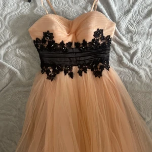 Balklänning, strl S/M - Säljer ännu en balklänning som använts två gånger. Färgen är ljusrosa, till peachhållet. Storleken kan bäras av en person med S/M, då ryggen är justerbar. Om du bor i närheten av Hbg/Lund får du möjlighet att prova den innan köp. Priset kan diskuteras! 