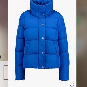 Blå jacka Zalando - Jättefin blå populär jacka från Zalando, märket är ONLY. Bra skick, köpt förra året!❣️ Storlek XS Skriv för fler bilder!!💗💘💕💞