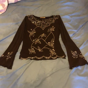 F & 2 tröja storlek: m - Tröjan är ungefär 2 år gammal men den ser fortfarande helt ny ut jag har bara haft på mig den 2 gånger och affären så jag köpte tröjan finns inte längre 