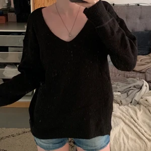 Svart stickad tröja - Säljer min svarta v ringade stickade tröja!  Tröjan är använd ca 2 ggr så den är i väldigt bra skick. Storlek Xs