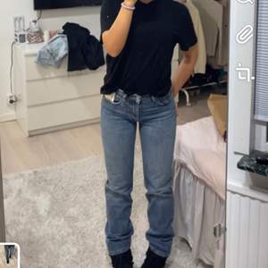 Zaras slutsålda midwaist raka jeans, säljer pga för små. Storlek S och är 167 lång