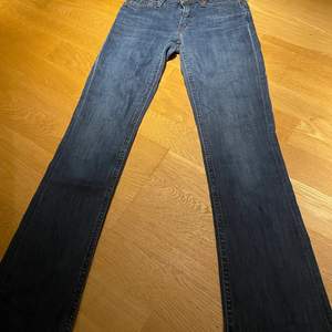 Ett par lågmidjade lee jeans jag tyvärr vuxit ur. Jag är 162 cm lång och de sitter perfekt i längden men tyvärr inte i midjan. Finns ingen dragkedja som gylf utan en liten hake. Gott skick! (Vet inte storlek) meddela mig för bättre bild