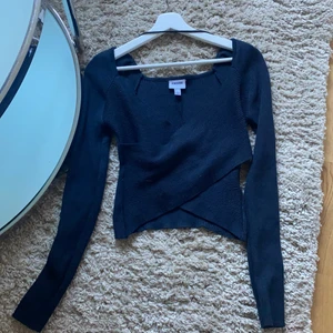 Vero Moda tröja  - Nyskick,andvänd 2 gångar, storlek m men sitter som s/m. Inga difekter. Köpte den för 300 säljer för 180❤️