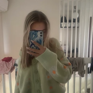 Stickad tröja  - Jättefin oanvänd stickad tröja. Jättefin att ha på sommarn.